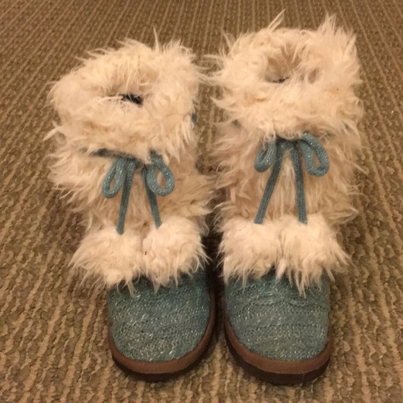 Muk Luks Other - ❤️⭐️ 5/$25 Muk Luks Fuzzy Boots